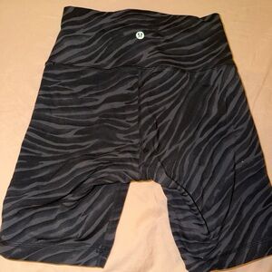 Lululemon size 6 Wunder Train High-Rise Short 8"